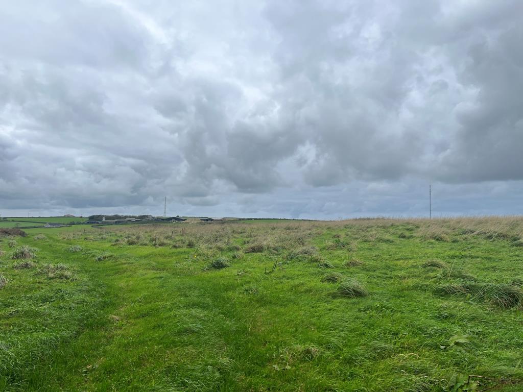 Lot: 25 - APPROXIMATELY THIRTEEN ACRES OF AGRICULTURAL LAND - View from top of the field looking down